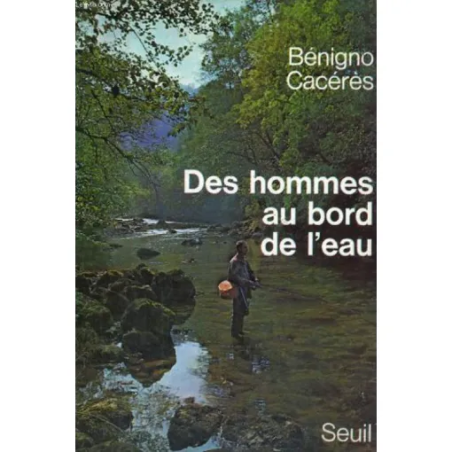 Des hommes au bord de l'eau