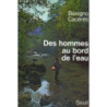Des hommes au bord de l'eau