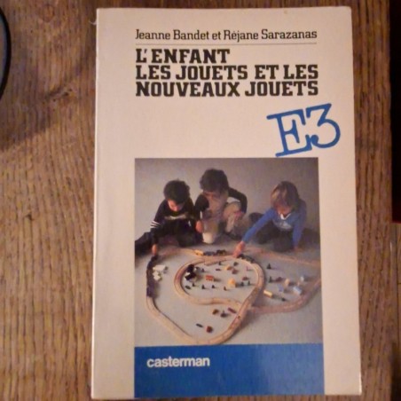 L'enfant les jouets et les nouveaux jouets